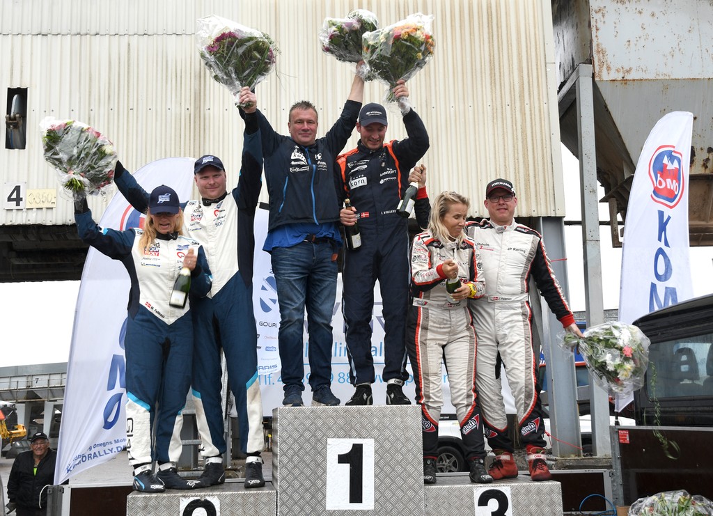 Øverst på sejrsskamlen: Simon Vallentin og codriver Peter Egholm, på andenpladsen Kenneth Madsen og Mette Felthaus og på tredjepladsen Jan Petersen og Jeannette Kvick
(Foto: Morten Dam/Specialpressen)
